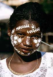 Gesichtsbemalungen einer Frau auf Nosy Komba