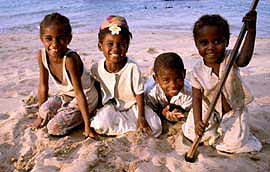 Kinder am Strand von Nosy Komba