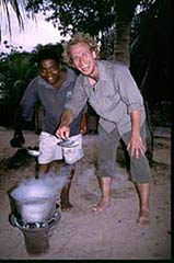 Deutsch-madagassisches Duo beim Kochen